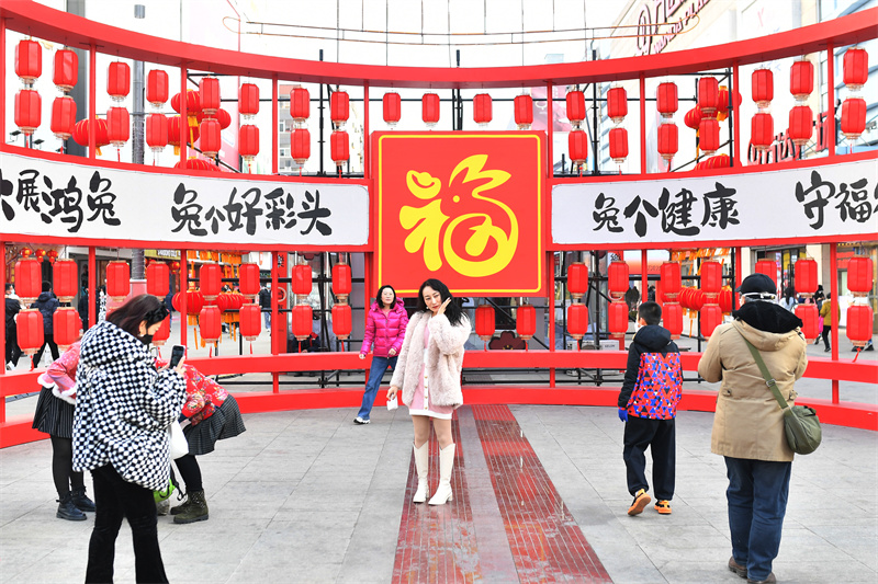 市民在年味十足的春節(jié)裝飾墻前拍照。王海濱攝