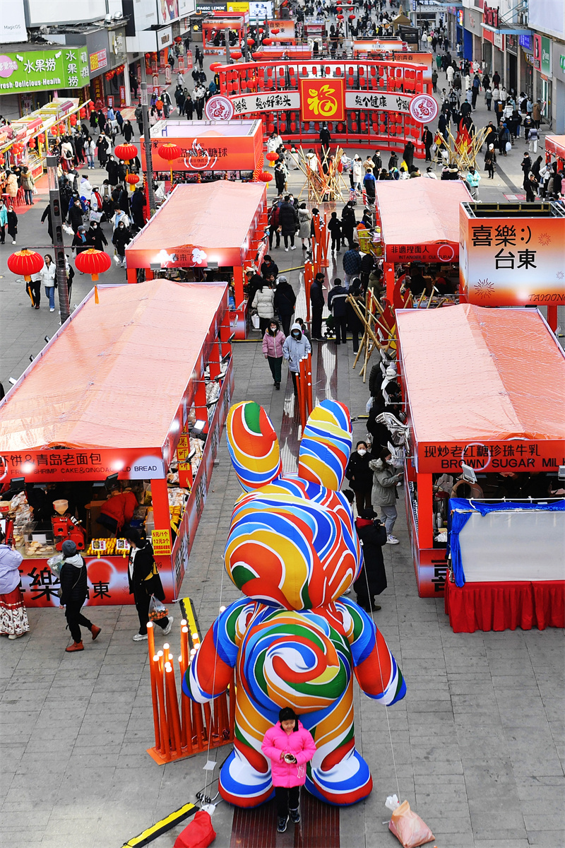 山東省青島市臺(tái)東步行街張燈結(jié)彩、年味十足。王海濱攝