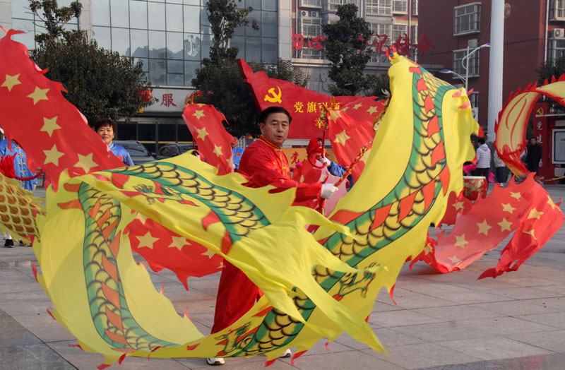 1月22日，大年初一，山東省聊城市茌平區(qū)振興街道前曹村，村民們舞起金龍、打起大鼓，歡歡喜喜過(guò)大年。史奎華攝