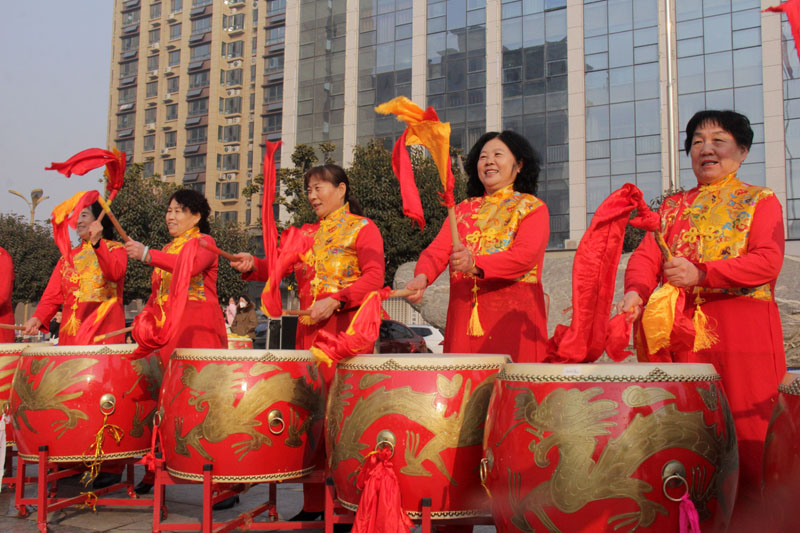 敲起幸福鼓，歡歡喜喜過大年。 史奎華攝