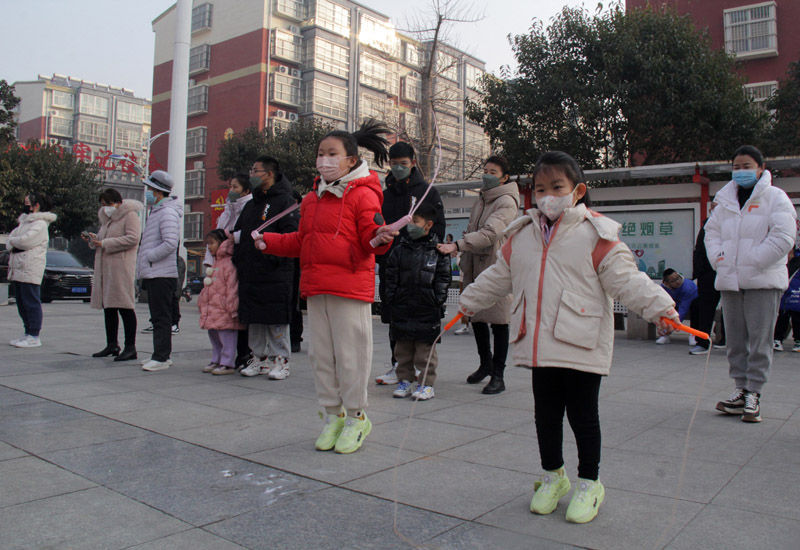 村民們歡歡喜喜過大年。圖為孩子舉行跳繩比賽。史奎華攝
