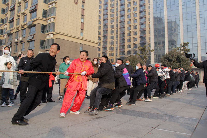 舉行拔河比賽，歡歡喜喜過大年。史奎華攝
