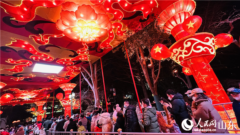 “贊偉大時(shí)代，譜光影華章”，花燈會(huì)吸引眾多游客紛紛打卡。 人民網(wǎng) 喬姝攝
