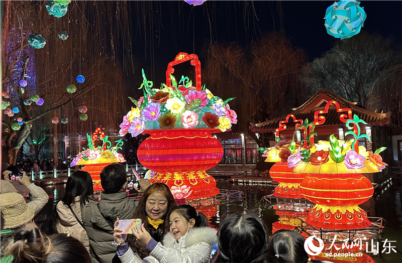 花開盛世、國(guó)泰民安。市民游客紛紛與花燈合影。人民網(wǎng) 喬姝攝