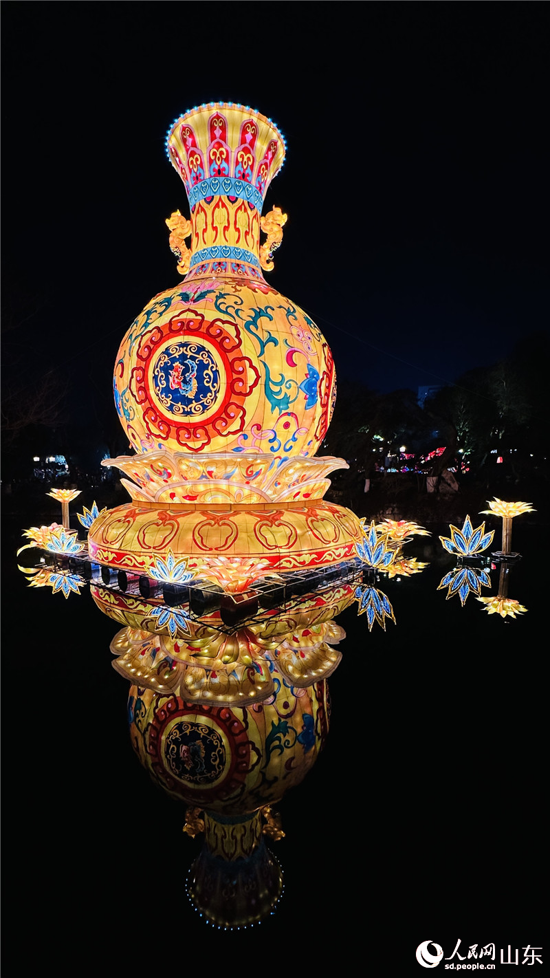 “平安中國”花瓶臨水而立，寓意四海升平，平安祥和。人民網(wǎng) 喬姝攝