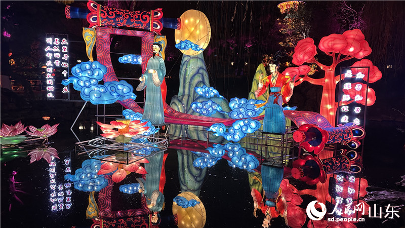 “濟南二安”燈組展現(xiàn)了李清照和辛棄疾與濟南的淵源。人民網(wǎng) 喬姝攝