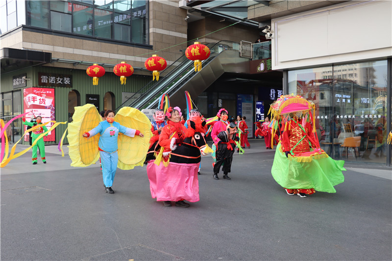 財源街道松園社區(qū)泰山紅藝術(shù)團《金蛇狂舞 兔年吉祥》