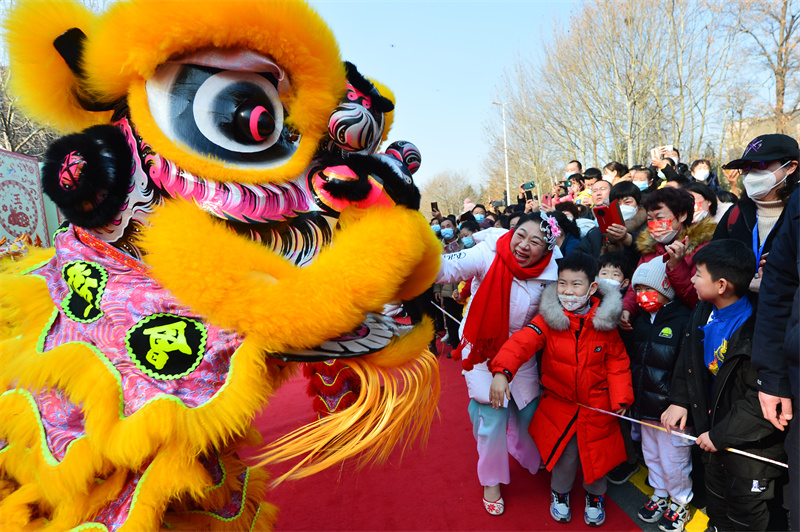 2023年2月5日，在山東省青島市城陽區(qū)第二十八屆“民間藝術(shù)節(jié)”鬧元宵展演活動上，來自紅島街道的舞獅吸引市民圍觀。王海濱攝