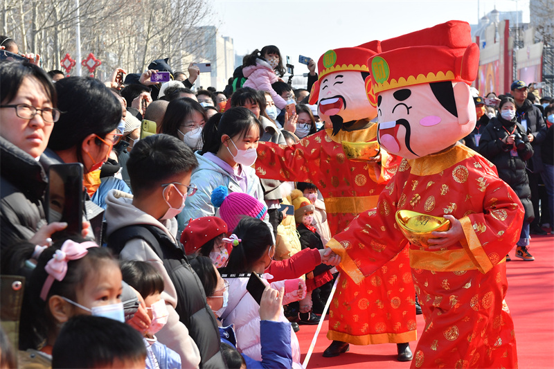 在“民間藝術(shù)節(jié)”鬧元宵展演活動(dòng)上，來(lái)自紅島街道的“財(cái)神送寶”節(jié)目與市民互動(dòng)。王海濱攝