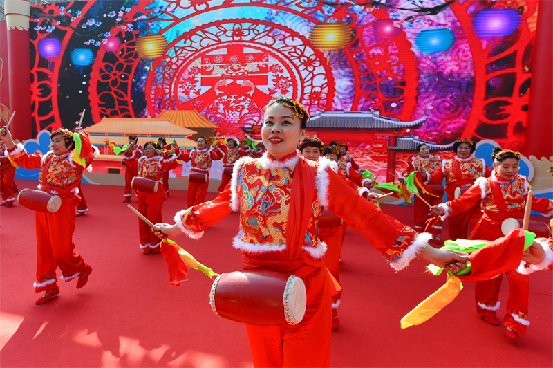 來(lái)自紅島街道的居民表演腰鼓迎春。王海濱攝