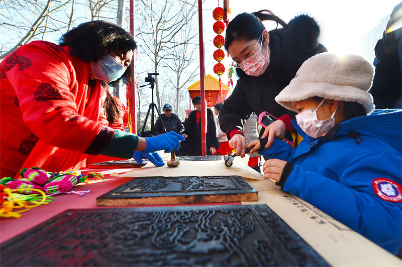 一名小朋友體驗(yàn)紅島街道的非遺傳統(tǒng)木板年畫(huà)制作。王海濱攝