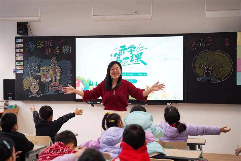 開學(xué)首日，老師精心準(zhǔn)備了”開學(xué)第一課“。周晗攝