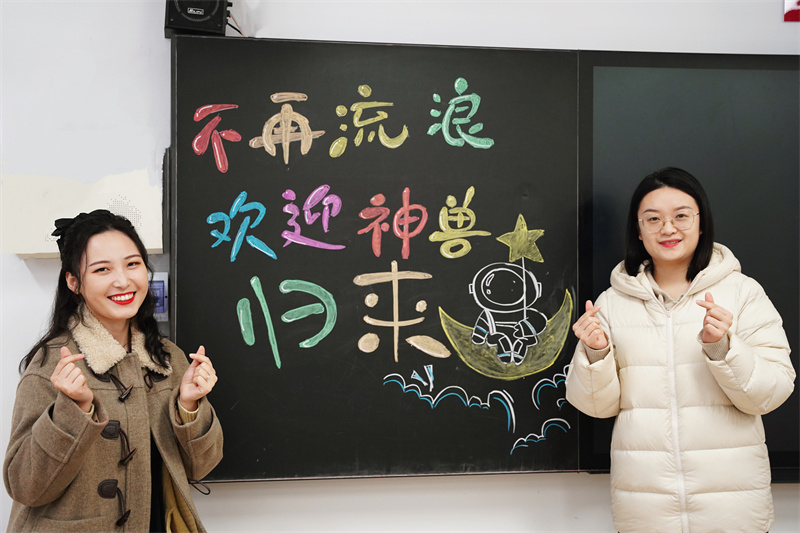 開學(xué)首日，學(xué)校老師精心準(zhǔn)備迎接開學(xué)。周晗攝