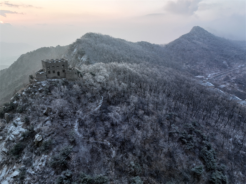 2月10日，山東日照五蓮大青山風景區(qū)現(xiàn)霧凇景觀，將大青山裝扮得恍如仙境，美不勝收。張弘攝