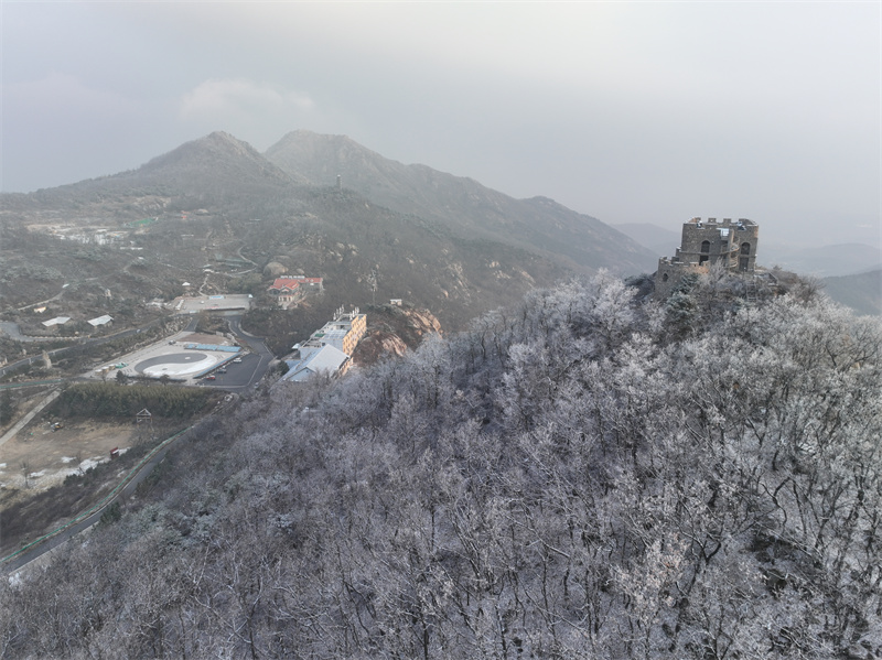 2月10日，山東日照五蓮大青山風(fēng)景區(qū)現(xiàn)霧凇景觀，銀裝素裹、滿山晶瑩。張弘攝