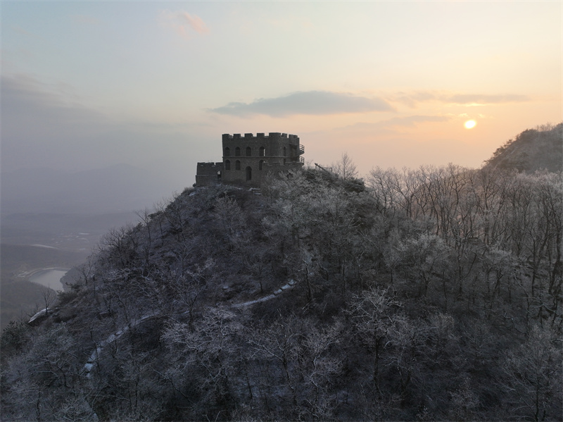 2月10日，山東日照五蓮大青山風(fēng)景區(qū)現(xiàn)霧凇景觀，不是雪景更勝雪景。張弘攝