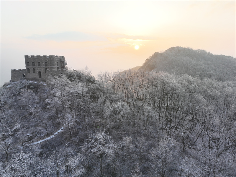 2月10日，山東日照五蓮大青山風(fēng)景區(qū)現(xiàn)霧凇景觀，山嶺上起伏的霧凇在朝陽(yáng)的映照下晶瑩剔透，美不勝收。張弘攝