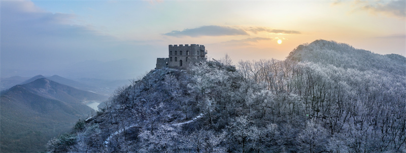 2月10日，山東日照五蓮大青山風(fēng)景區(qū)現(xiàn)霧凇景觀。張弘攝