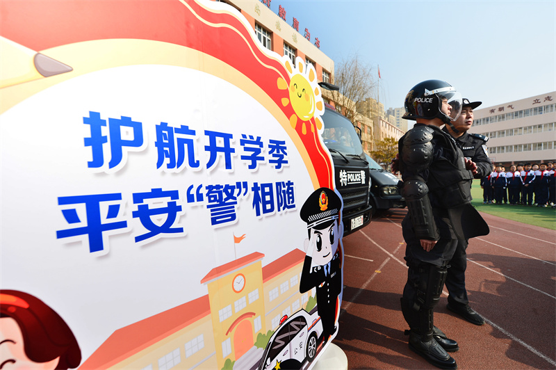2023年2月10日，在山東省青島市市北區(qū)北山二路小學(xué)，轄區(qū)民警為師生普及校園安全知識(shí)。王海濱攝