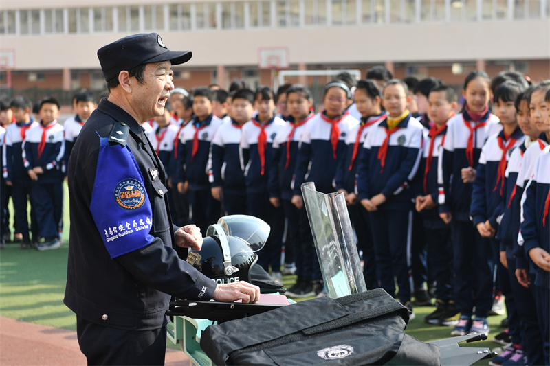 轄區(qū)民警為師生普及校園安全知識。王海濱攝