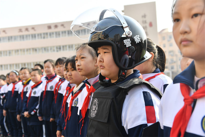 一名學(xué)生體驗(yàn)警用防護(hù)裝備。王海濱攝