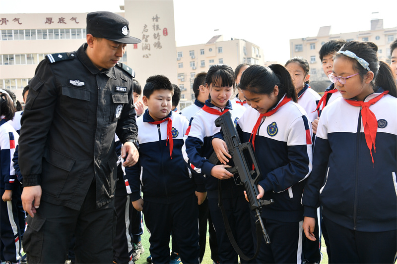 學(xué)生們體驗(yàn)警用槍支。王海濱攝