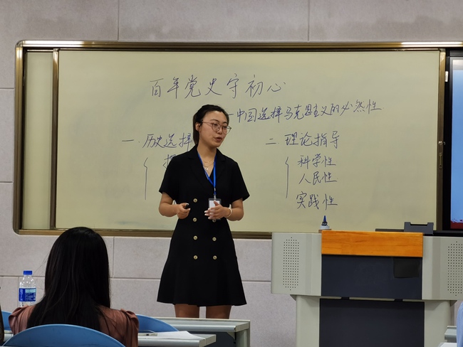 2022年9月，煙臺(tái)南山學(xué)院青年教師參加全校思政課教學(xué)比賽。