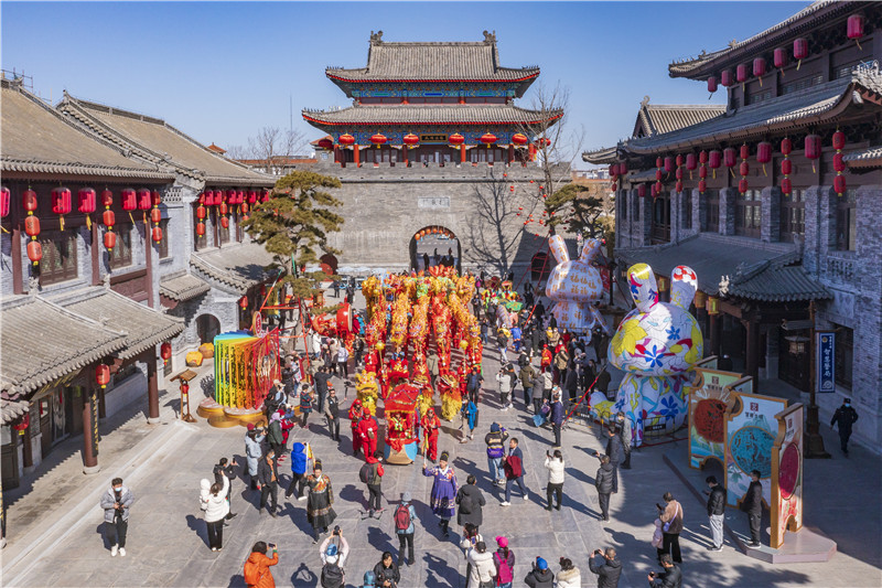 舞獅隊行進中。陳光金攝