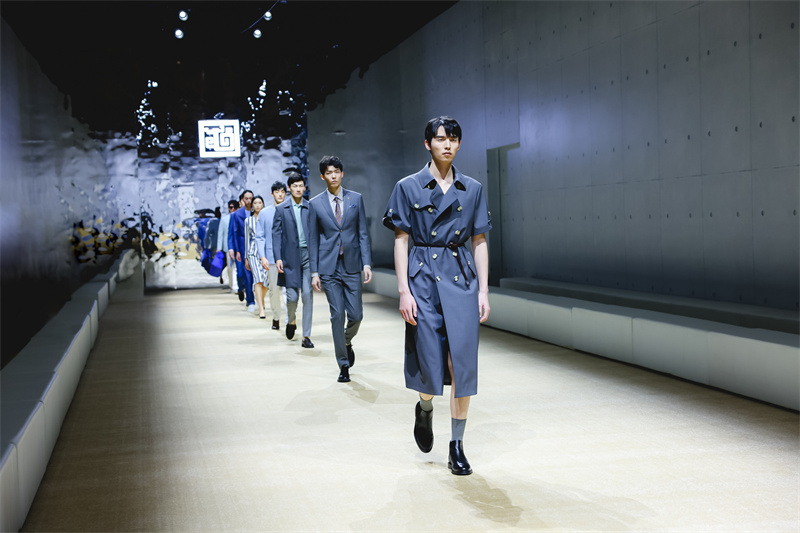 3月4日，民族服裝定制品牌隆慶祥2023春夏大秀在青島開啟。隆慶祥供圖