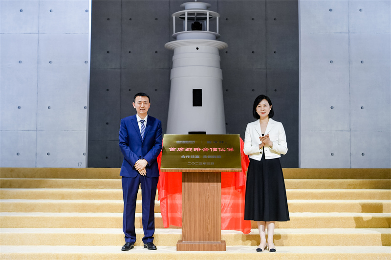 6）隆慶祥與中國紡織工業(yè)聯(lián)合會(huì)會(huì)刊《紡織服裝周刊》共同揭牌，達(dá)成“首席戰(zhàn)略合作伙伴”關(guān)系。隆慶祥供圖