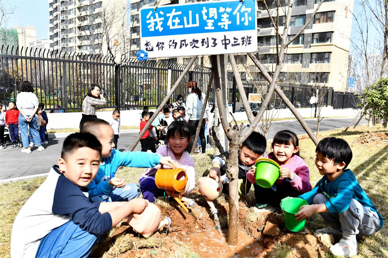 參與植樹活動(dòng)，讓孩子們更加親近自然。李天藝攝