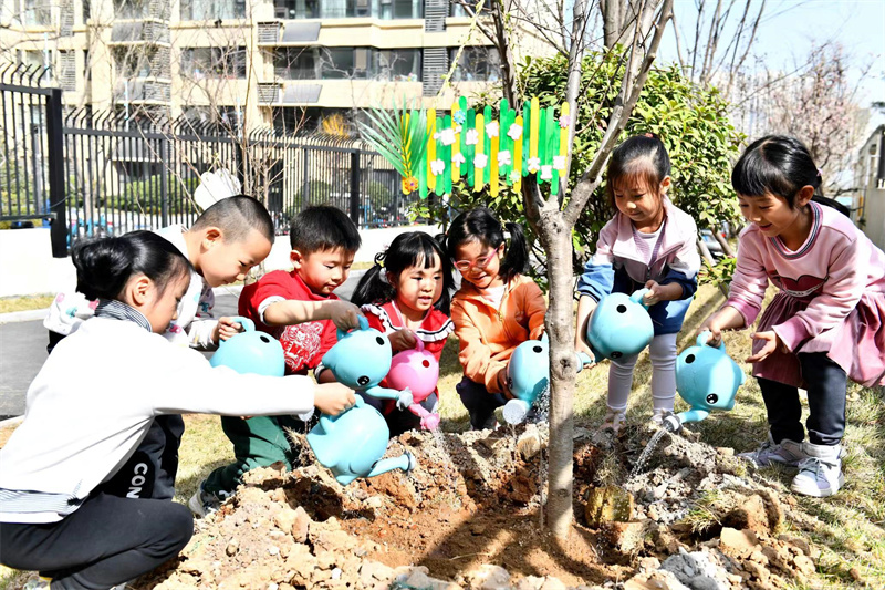 3月9日，在植樹節(jié)到來之際，濟南市市中區(qū)山望幼兒園組織老師、家長和孩子們，開展植樹活動。李天藝攝
