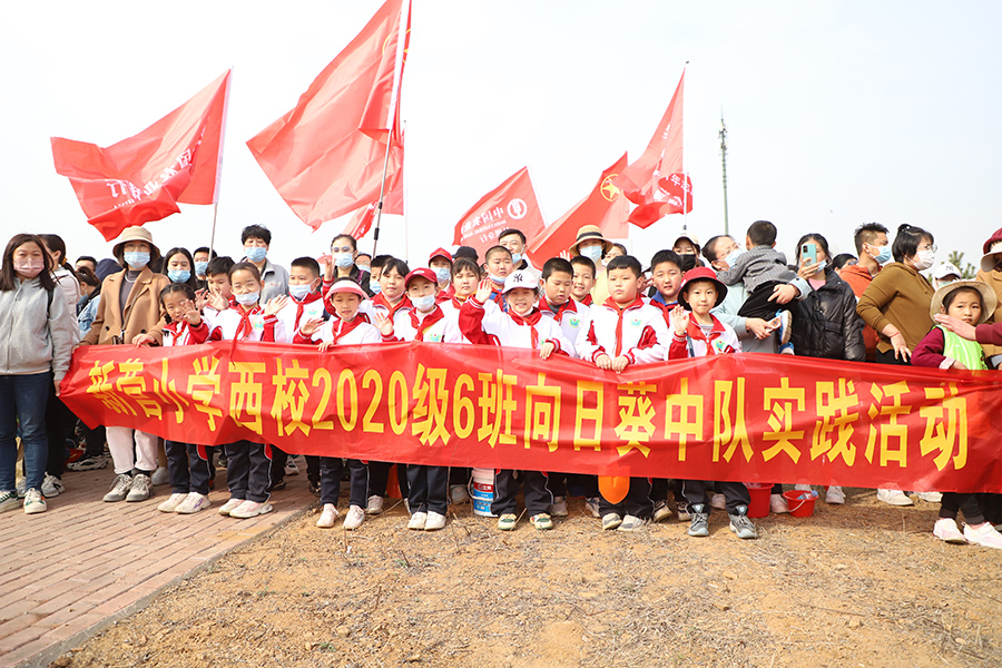 圖為日照市群眾參加“踐行雙碳戰(zhàn)略 守護(hù)綠水青山”公益植樹活動。田洪祥攝