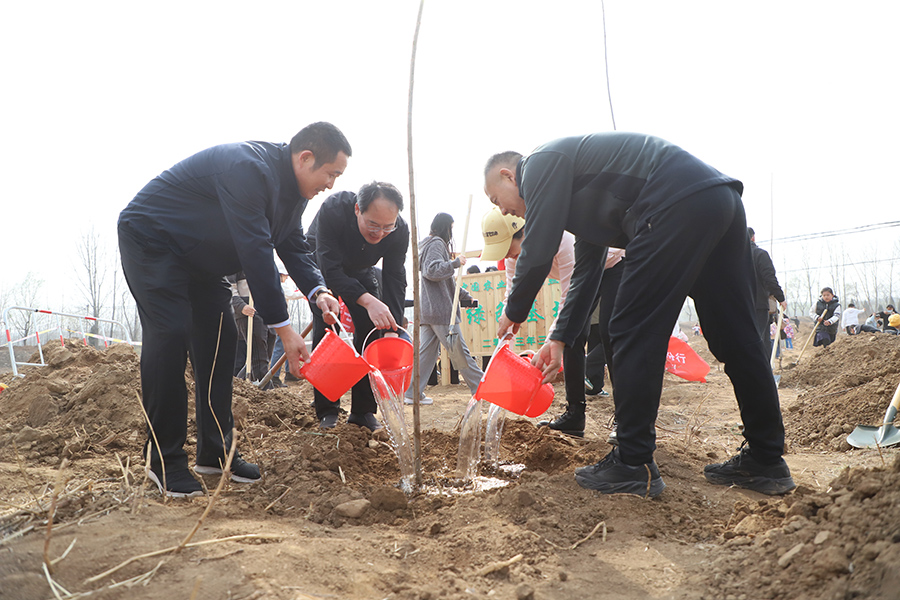 圖為日照市群眾參加“踐行雙碳戰(zhàn)略 守護綠水青山”公益植樹活動。田洪祥攝