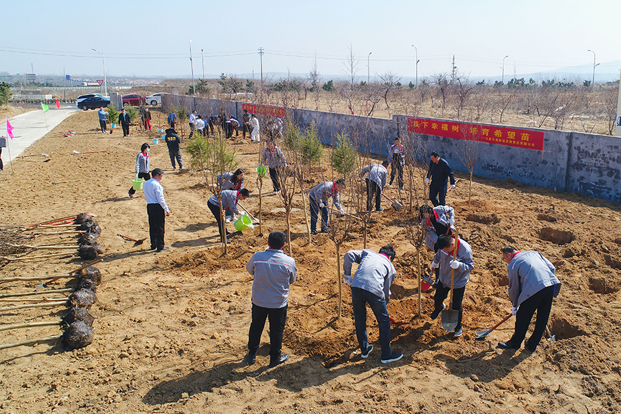 圖為日照市群眾參加公益植樹活動(dòng)。王勇攝
