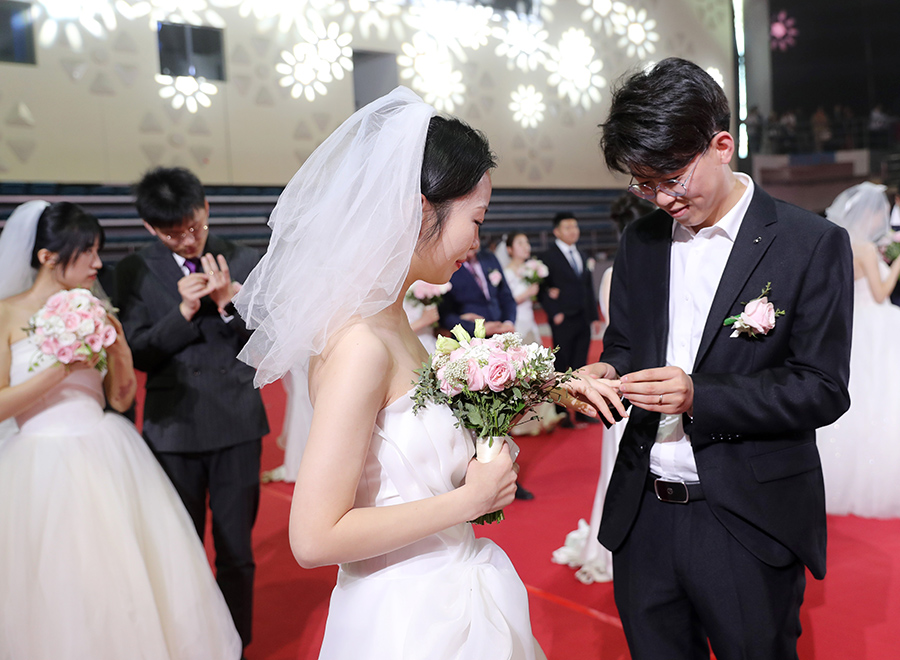 4月8日，新人們在互戴學校為每對新人準備的婚戒。張進剛攝