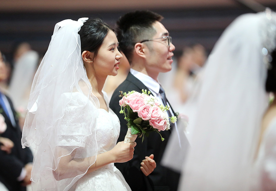 4月8日，一新娘在認真傾聽老師的祝福。張進剛攝