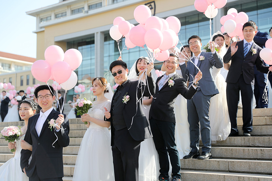 4月8日，中國海洋大學(xué)99對校友舉行集體婚禮。張進剛攝