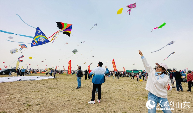 4月15日，游客在濰坊國(guó)際風(fēng)箏會(huì)上放飛風(fēng)箏。人民網(wǎng) 喬姝攝