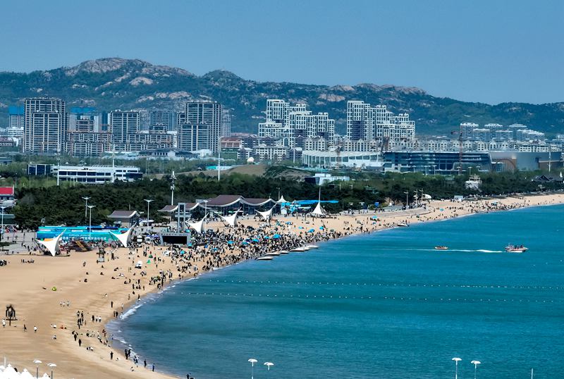 五一假期首日，山東日照陽光海岸迎來第一波游客，漫步海灘，盡享假日時光。趙洪生攝
