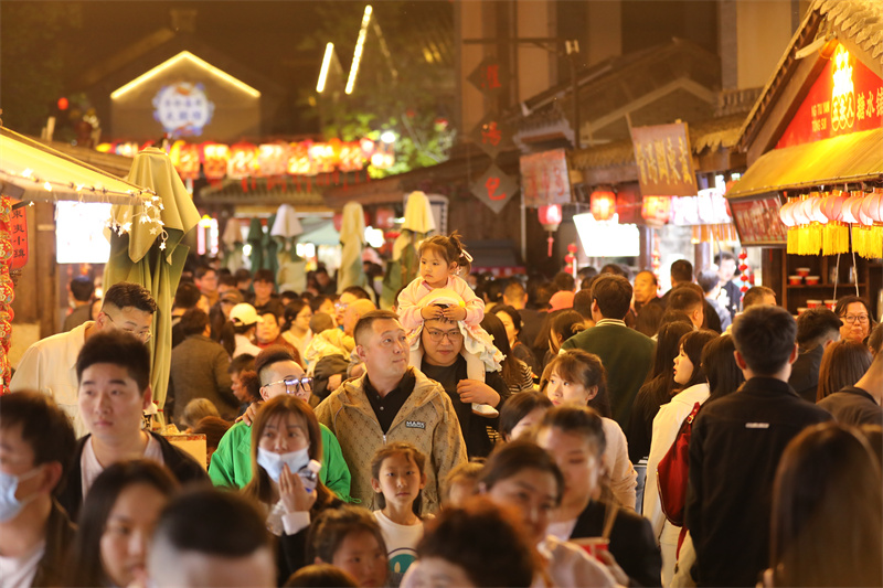 夜幕降臨，日照東夷小鎮(zhèn)人頭攢動。宋年升攝