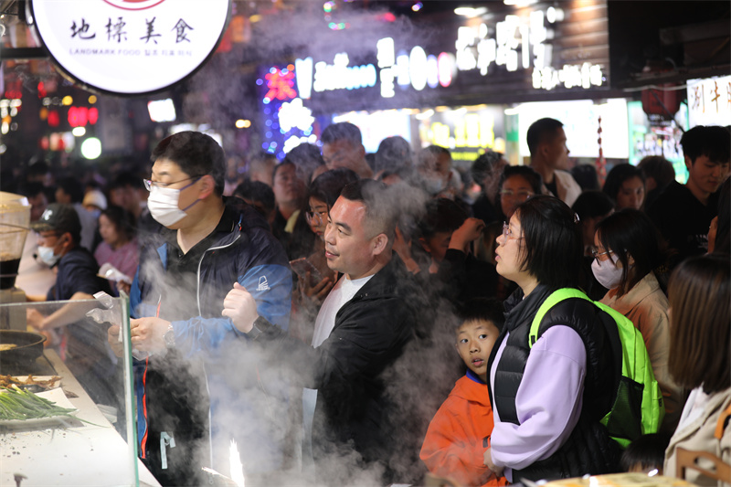 日照東夷小鎮(zhèn)的小吃攤前熱鬧非凡。宋年升攝