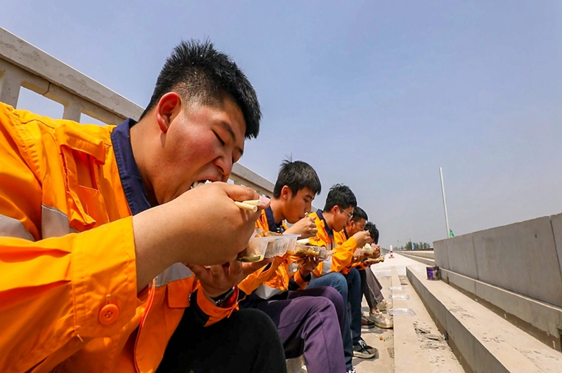 高鐵線上的午餐。寇春珂攝