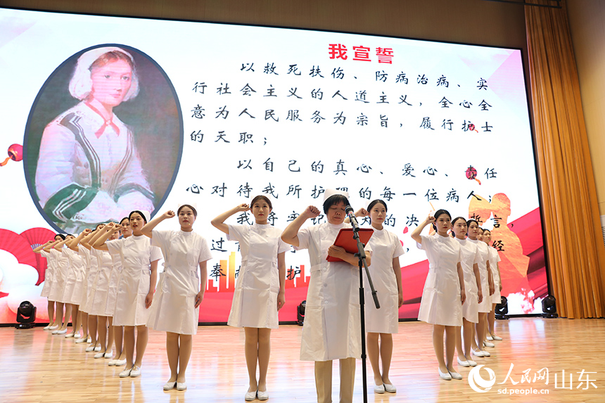 準護士們莊嚴宣誓。人民網(wǎng)記者 劉祺攝