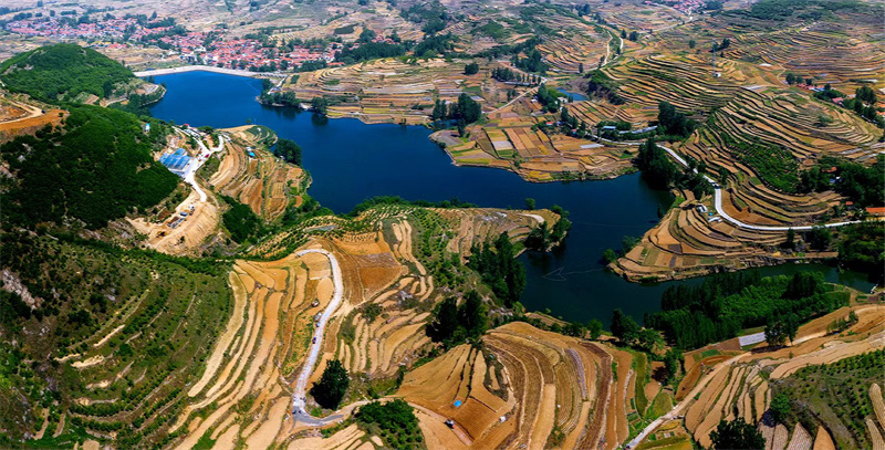 梯田、青山、河流、道路與錯(cuò)落有致的紅瓦房相映成景。嚴(yán)洪博攝