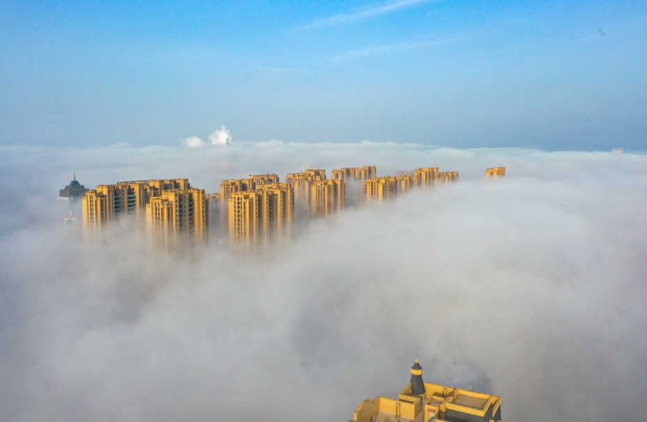 日照市東港區(qū)沿海出現(xiàn)平流霧景觀。葉連俊攝