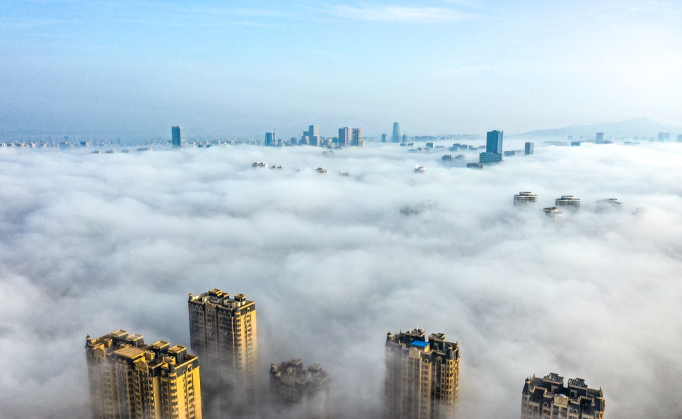 日照市東港區(qū)沿海出現(xiàn)平流霧景觀。葉連俊攝