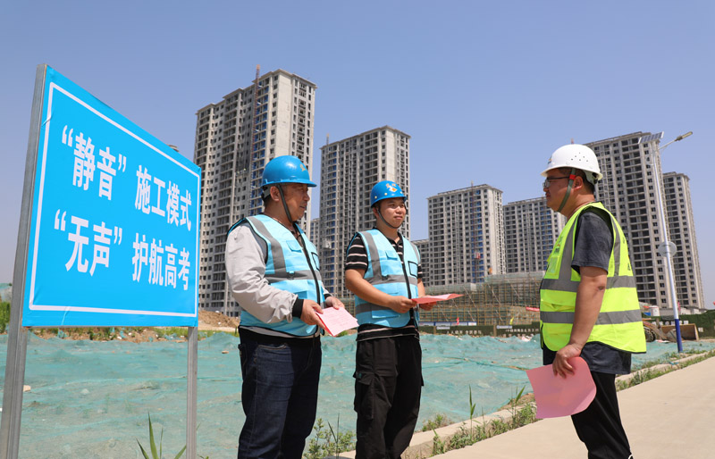 為保障高考各項(xiàng)工作順利進(jìn)行，山東省棗莊市薛城區(qū)對(duì)城區(qū)35個(gè)在建工地進(jìn)行嚴(yán)格管控，做好降塵降噪工作。