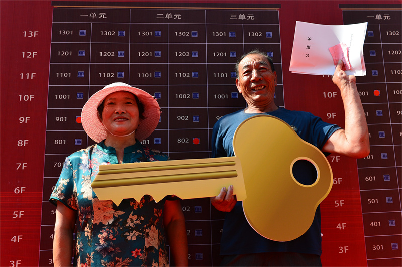 在回遷房選房現(xiàn)場，兩位村民喜分新居。王海濱攝