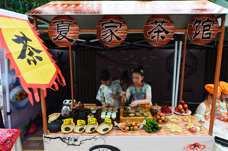 夏莊小學(xué)的學(xué)生展示當?shù)氐纳鷳B(tài)農(nóng)業(yè)產(chǎn)品。王海濱攝